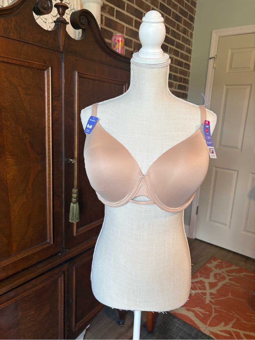 Nude Seamless Underwire T-Shirt Bra and Gray Sport Bra